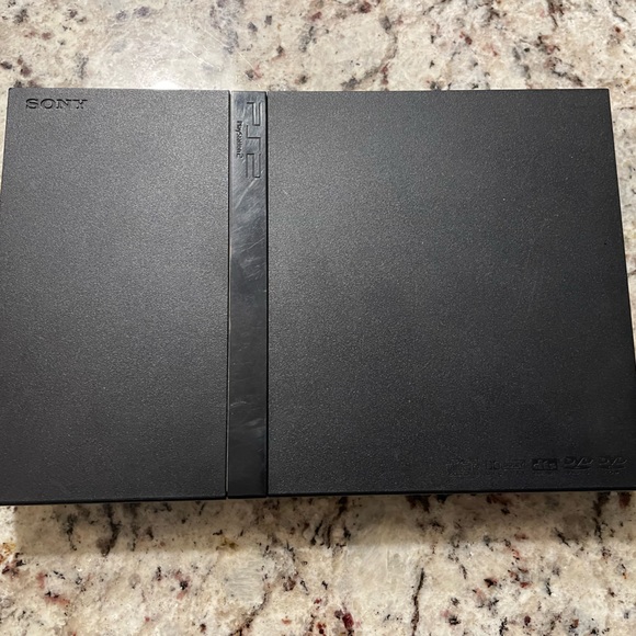 PlayStation 2 with 2 controllers and wires - Picture 2 of 2